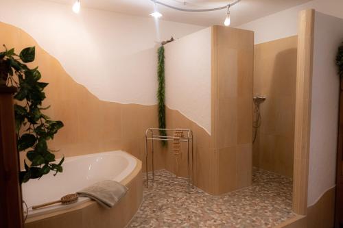 een badkamer met een bad en een douche bij Ferienwohnung Wald & Wild in Löffingen