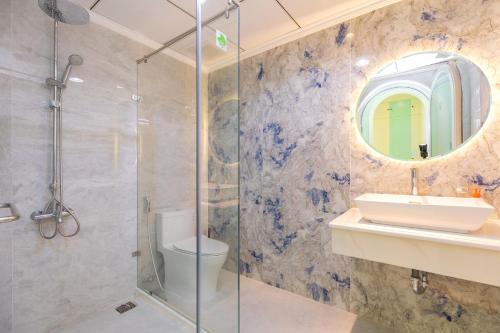 a bathroom with a sink and a shower at Căn Hộ View Biển Santorini, Vũng Tàu in Vung Tau