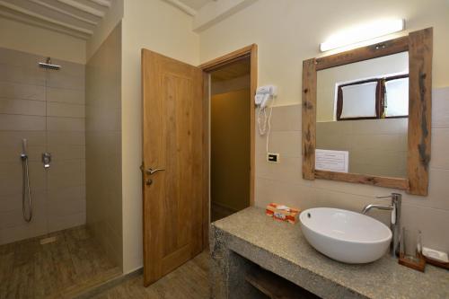 W łazience znajduje się umywalka, lustro i prysznic. w obiekcie Veraclub Zanzibar Village w mieście Kiwengwa