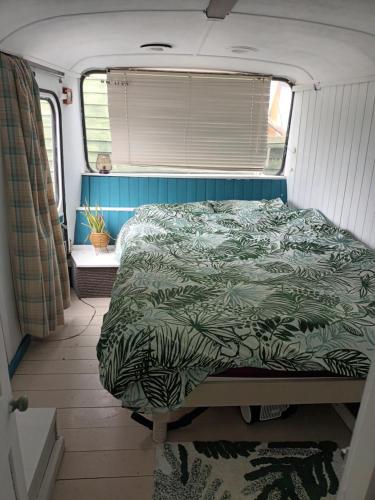 Łóżko w furgonetce kempingowej w obiekcie Converted French bus with stunning views w mieście Exeter