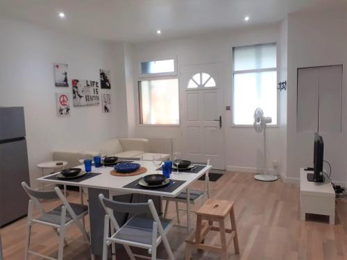 uma cozinha e sala de estar com mesa e cadeiras em Appartement au coeur de Marans em Marans