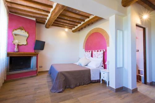 1 dormitorio con 1 cama y chimenea en Affittacamere Mainardi 16, en San Gimignano