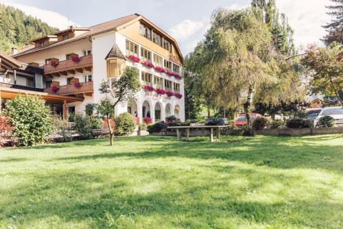 Κήπος έξω από το Parkhotel Schachen