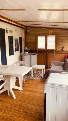 - un salon avec des tables blanches et un canapé dans l'établissement Petite maison dans la prairie, à Cabanac-et-Villagrains