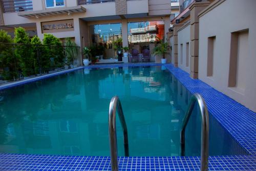 Piscina a Stay Inn Hotel and Apartment Pokhara o a prop