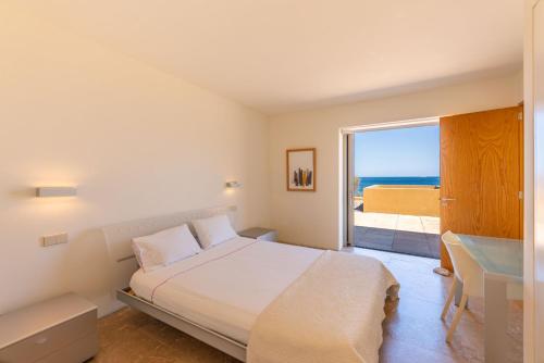 sypialnia z łóżkiem i widokiem na ocean w obiekcie Betlem - 39966 Mallorca w mieście Artá