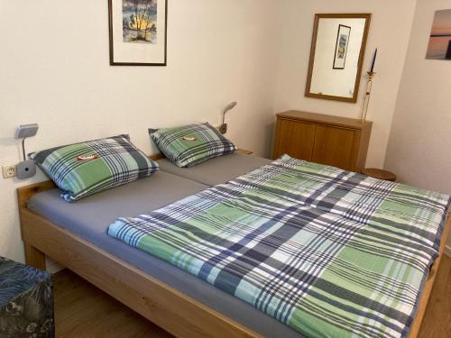ein Bett mit zwei Kissen darauf in einem Schlafzimmer in der Unterkunft Ferienwohnung Allgäublick Regina in Bad Hindelang