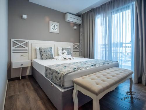 ein Schlafzimmer mit einem Bett mit einem Teddybär drauf in der Unterkunft Cristiani Hotel Sozopol in Sozopol