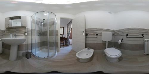 e bagno con servizi igienici, lavandino e doccia. di Bed And Breakfast Polizzi House a Petralia Sottana