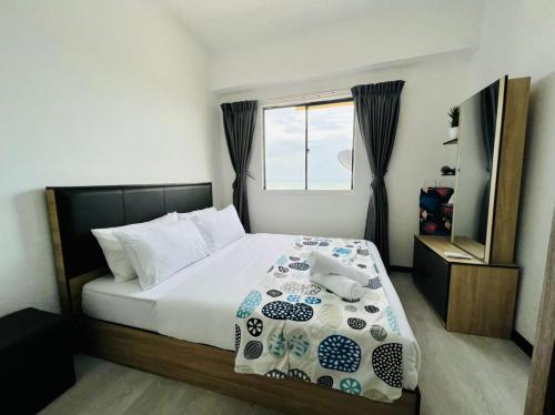 Schlafzimmer mit einem großen Bett und einem Fenster in der Unterkunft Casa Lago Residence by Myplace in Malakka