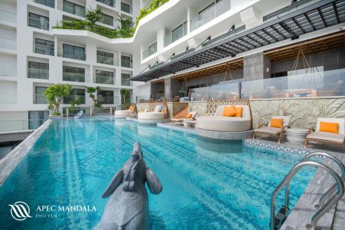 uma piscina com uma estátua no meio de um edifício em Mandala Hotel & Spa Phú Yên em Tuy Hoa
