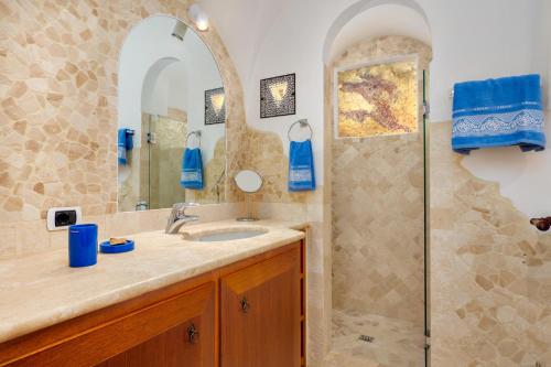Et badeværelse på Villetta Azzurro - SHERDENIA Luxury Apartments