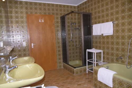 W łazience znajduje się wanna, umywalka i prysznic. w obiekcie Gästehaus Am Ludwigsberg w mieście Bad Kötzting