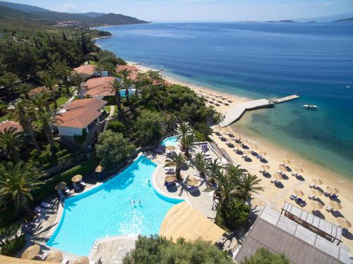 z góry widok na ośrodek z basenem i plażą w obiekcie Eagles Palace - Small Luxury Hotels of the World w mieście Uranupoli