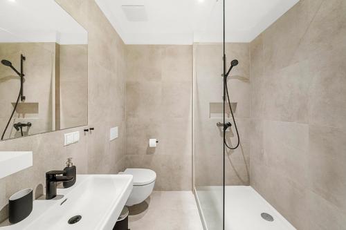 a bathroom with a shower and a toilet and a sink at VibeStudio 403 - Central - AC - Licensed - Parking Nearby in Vienna