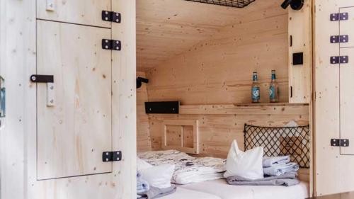 Habitación con cama en una cabaña de madera en destinature Dorf Hitzacker, en Hitzacker