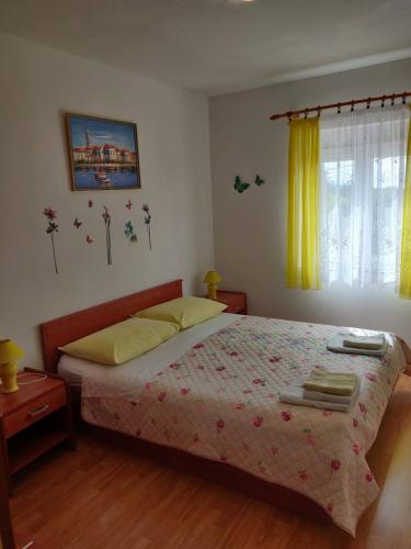 een slaapkamer met een bed en een raam bij Apartment Nenadic in Hrahorić