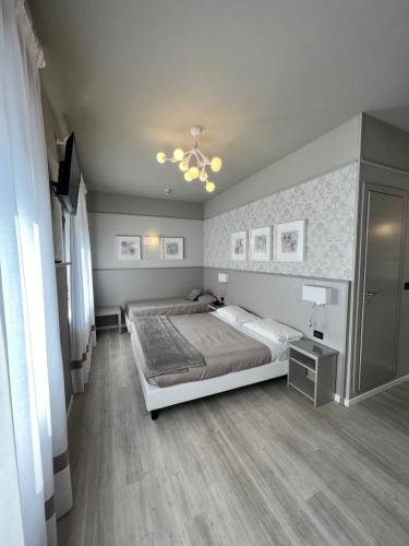 una camera con un grande letto e un soffitto di Hotel La Pace a San Mauro Torinese