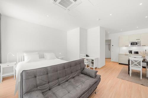 a living room with a bed and a couch at VibeStudio B2 - Central Vienna 1090 - 50m2 - Self Check-In - AC in Vienna