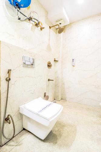 Bilik mandi di The Glory Hotel