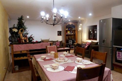 een woonkamer met een tafel en een keuken bij Gite les Cigognes in Neuwiller-lès-Saverne