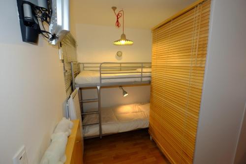 ヴァルベールにあるLe Balcon de Valbergの小さな客室で、二段ベッド1組、クローゼットが備わります。