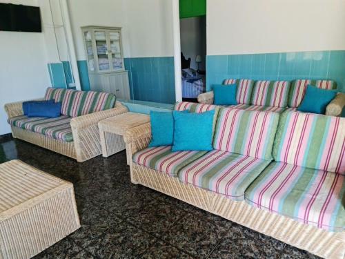 3 sofás de mimbre y sillas en la sala de estar en Aguatona, en Ingenio