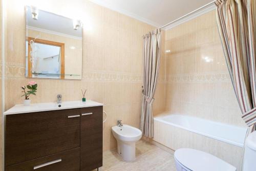 a bathroom with a sink and a toilet and a bath tub at Apartment near the beach in Gran Alacant