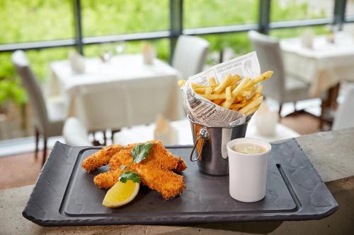 Makanan di atau berdekatan hotel