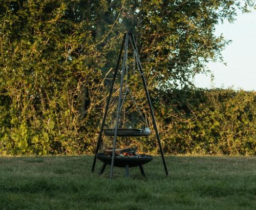Gambar di galeri bagi Glamping in Wiltshire in our luxury Shepherds Hut di Chippenham