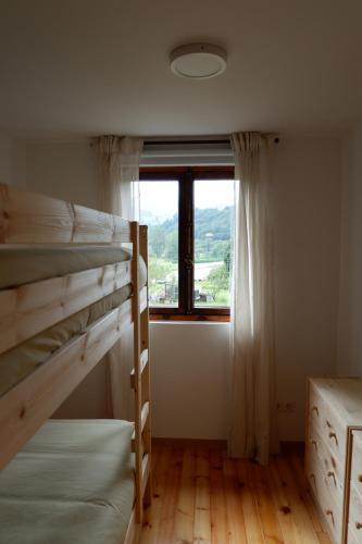 1 dormitorio con 2 literas y ventana en CASA HESTIA, en Arriondas