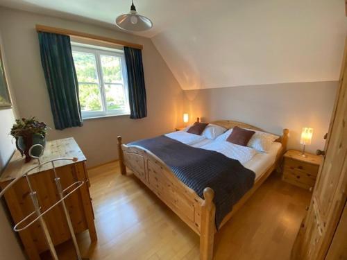 1 dormitorio con cama y ventana. en Landhaus Rossatz, en Rossatz