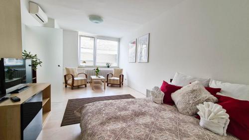 1 dormitorio con 1 cama y sala de estar en Premium Buda Castle Apartment, en Budapest