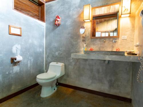 a bathroom with a toilet and a sink at Hotel Finca Maresia in Drake