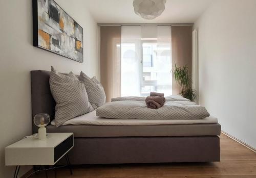 Bett in einem Zimmer mit Fenster in der Unterkunft Luxuswohnung mit Weserblick nähe City in Bremen