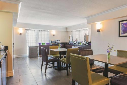 una sala da pranzo con tavolo e sedie di Wingate by Wyndham Galveston East Beach a Galveston