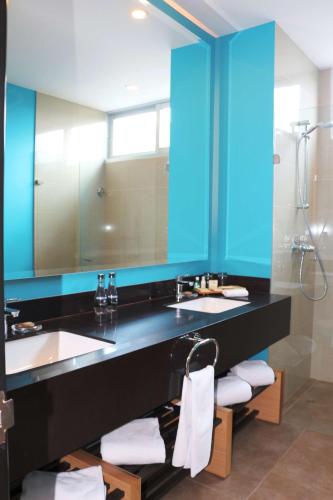 a bathroom with two sinks and a large mirror at Sonesta Hotel Pereira in Pereira