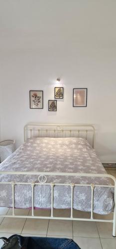 białe łóżko w pokoju z obrazami na ścianie w obiekcie Cosy little studio for family vacations ! w mieście Rodos