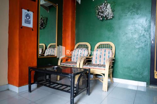 um grupo de cadeiras e uma mesa numa loja em Hotel Ratu Ayu 2 Lampung Mitra RedDoorz em Tanjungkarang