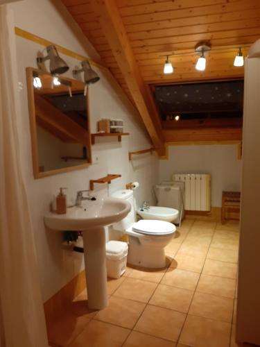 ein Badezimmer mit Waschbecken und Toilette in der Unterkunft El Mirador de la Sierra in Benaocaz