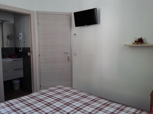 ein Schlafzimmer mit einem Bett und einem TV an der Wand in der Unterkunft Residence Ables in Valfurva