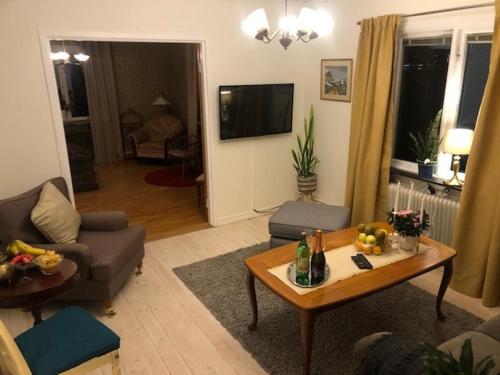 uma sala de estar com um sofá e uma mesa em B&B på Frösön em Östersund