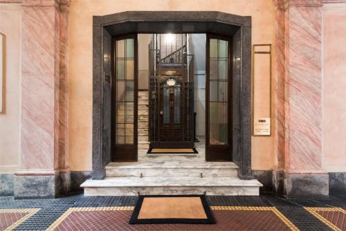 una entrada a un edificio con una puerta negra en AT 41, en Roma