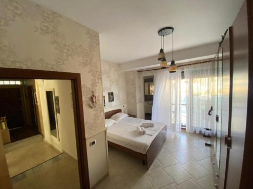 een slaapkamer met een bed en een glazen douche bij Promenade 3-Bedroom apartment with large balcony. in Durrës