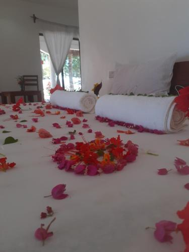 a room with flowers laying on the floor at Maua beach in Kizimkazi
