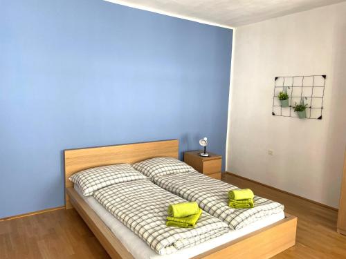 1 dormitorio con 1 cama con 2 cojines amarillos en Ferienapartment Passauer Wolf im Zentrum, en Sankt Pölten