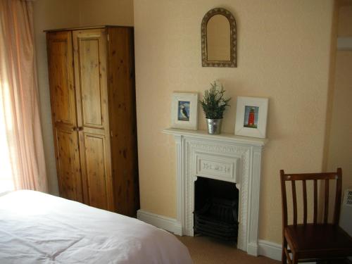 A bed or beds in a room at Seacroft Holiday Home 