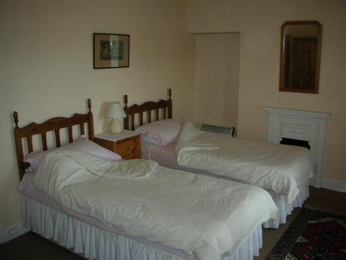 A bed or beds in a room at Seacroft Holiday Home 