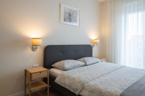 1 dormitorio con 1 cama con 2 almohadas en BLERI Apartment, Near Prishtina Center, Parking available, en Pristina