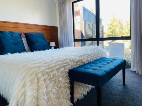 En eller flere senge i et værelse på Orchard Lodge Wanaka - Relax, Refresh, Recharge